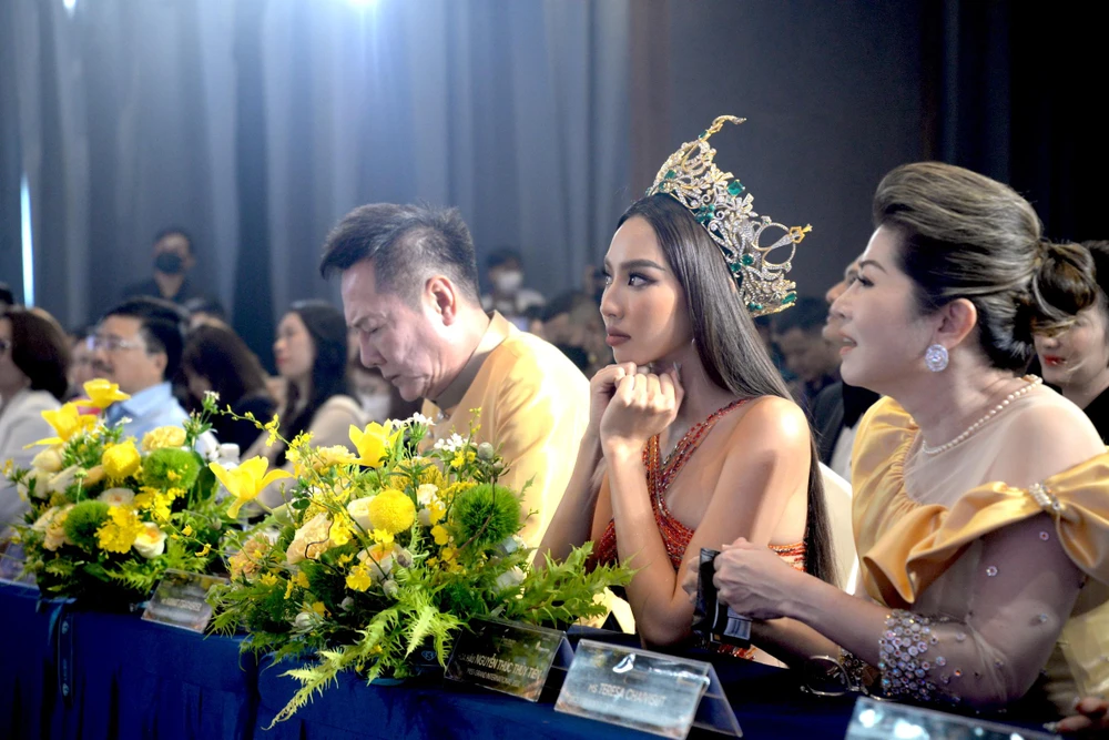 Ông Nawat, Hoa hậu Thùy Tiên bà Teresa. Ảnh: NGUYỄN TRÀ