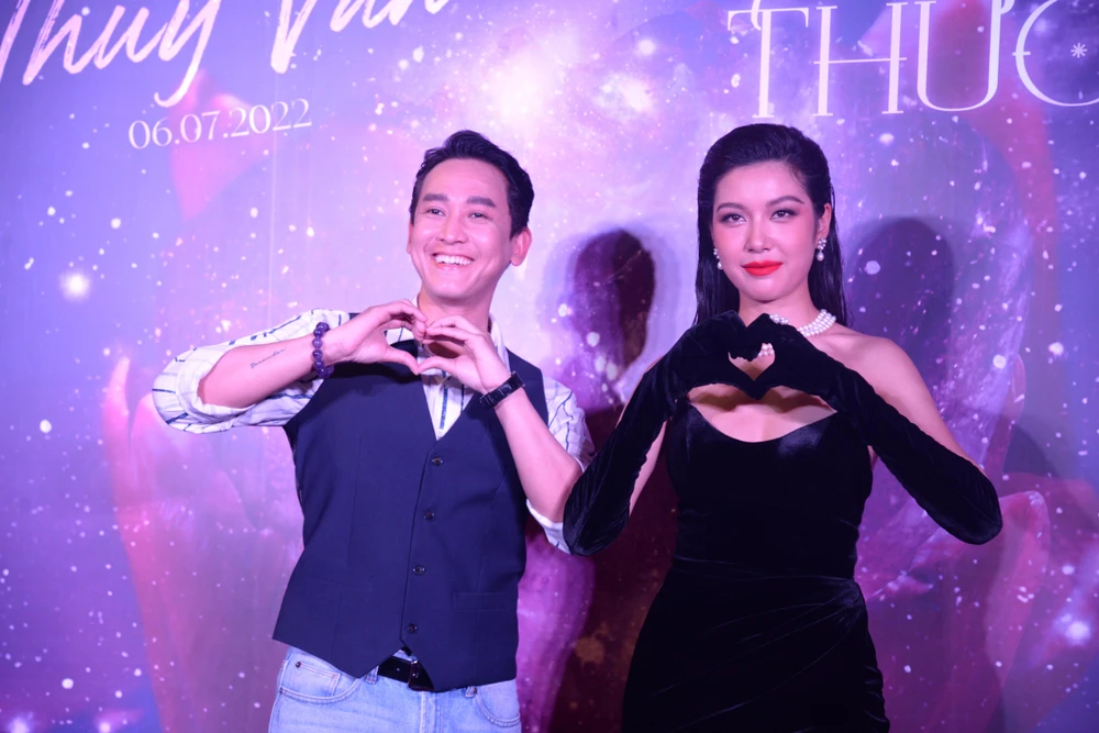 Hứa Vĩ Văn chúc mừng Thúy Vân