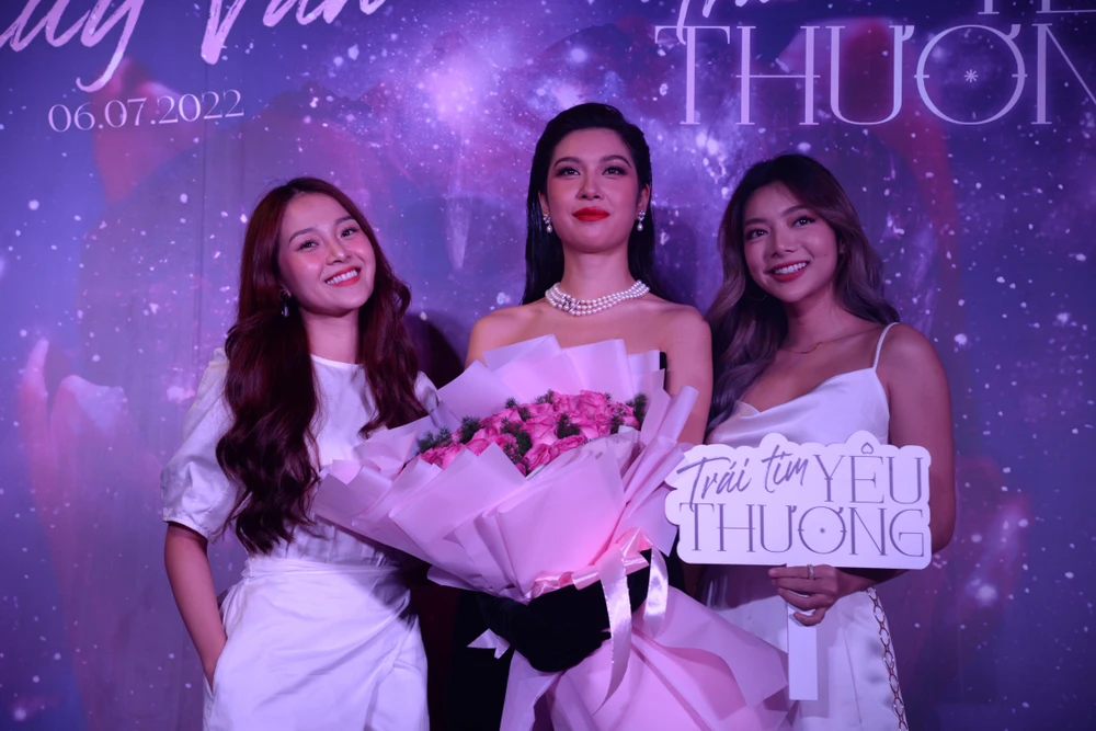 Tam Triều Dâng và Katleen Phan Võ chúc mừng Thúy Vân ra mắt MV "Trái tim yêu thương"