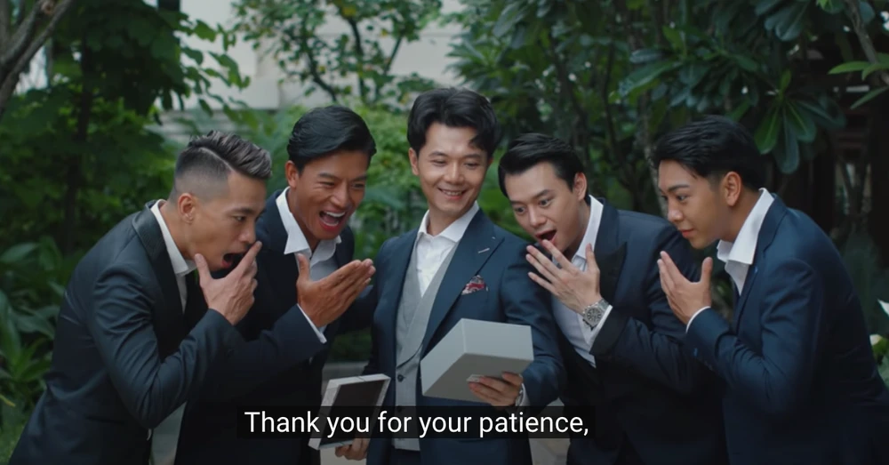 Doanh nhân Nhật Vũ - ông xã của Thúy Vân bên dàn phù rể. Ảnh chụp màn hình