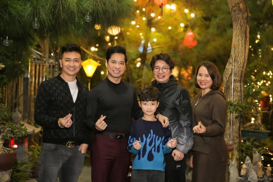 Danh ca Ngọc Sơn cùng gia đình siêu mẫu nhí Phong Thiên
