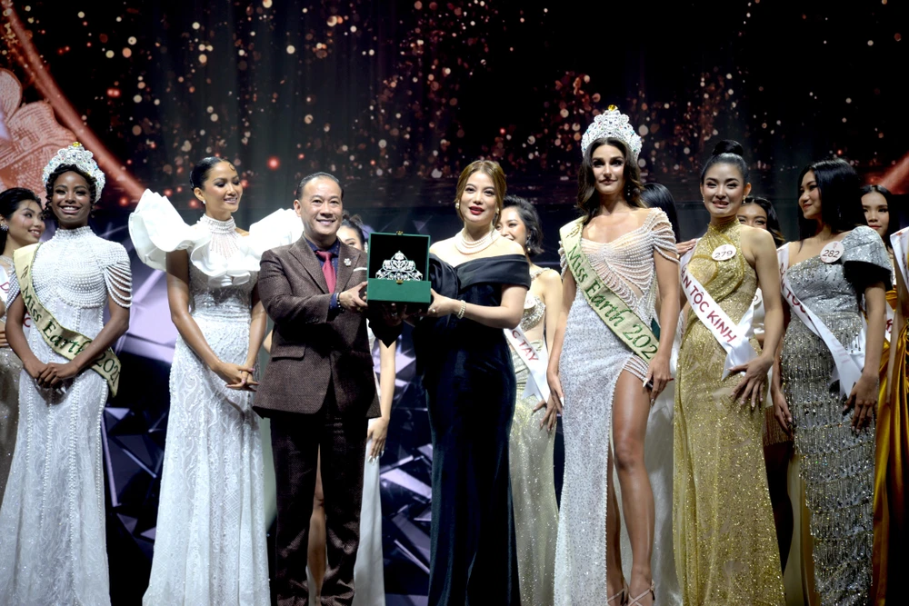 Vương miện Hoa hậu các Dân tộc Việt Nam từ 54 viên ngọc trai rực rỡ ảnh 1