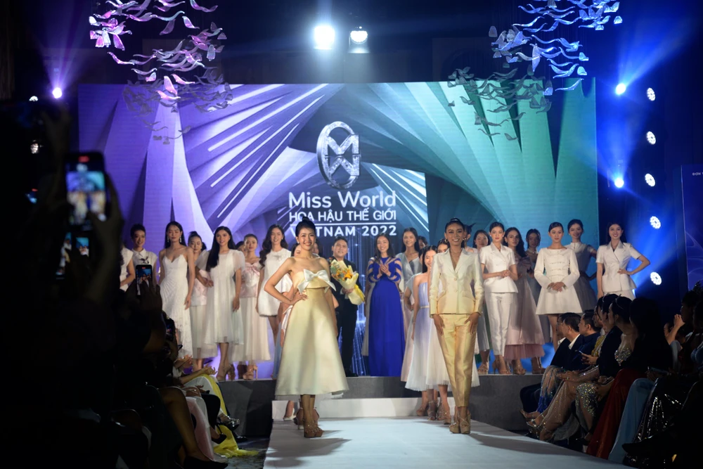 38 thí sinh xuất sắc nhất của Hoa hậu Thế giới Việt Nam 2022 xuất hiện trong trang phục NTK Hà Thanh Việt.