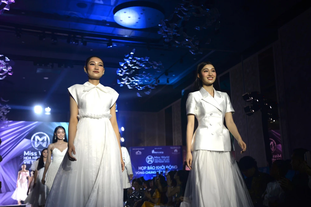 Hai thí sinh Phương Linh và Phương Nhi xuất hiện mở đầu. Phương Linh nằm trong top thí sinh nổi bật. Cô chiến thắng Người đẹp Du lịch và giành suất vào thẳng chung kết Top 20 chung cuộc Hoa hậu Thế giới Việt Nam. Phương Linh cao 1m76.