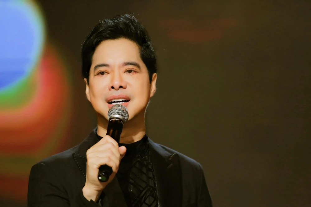 Danh ca nghẹn ngào nhớ về người mẹ quá cố của mình khi hát ca khúc "Mất mẹ"