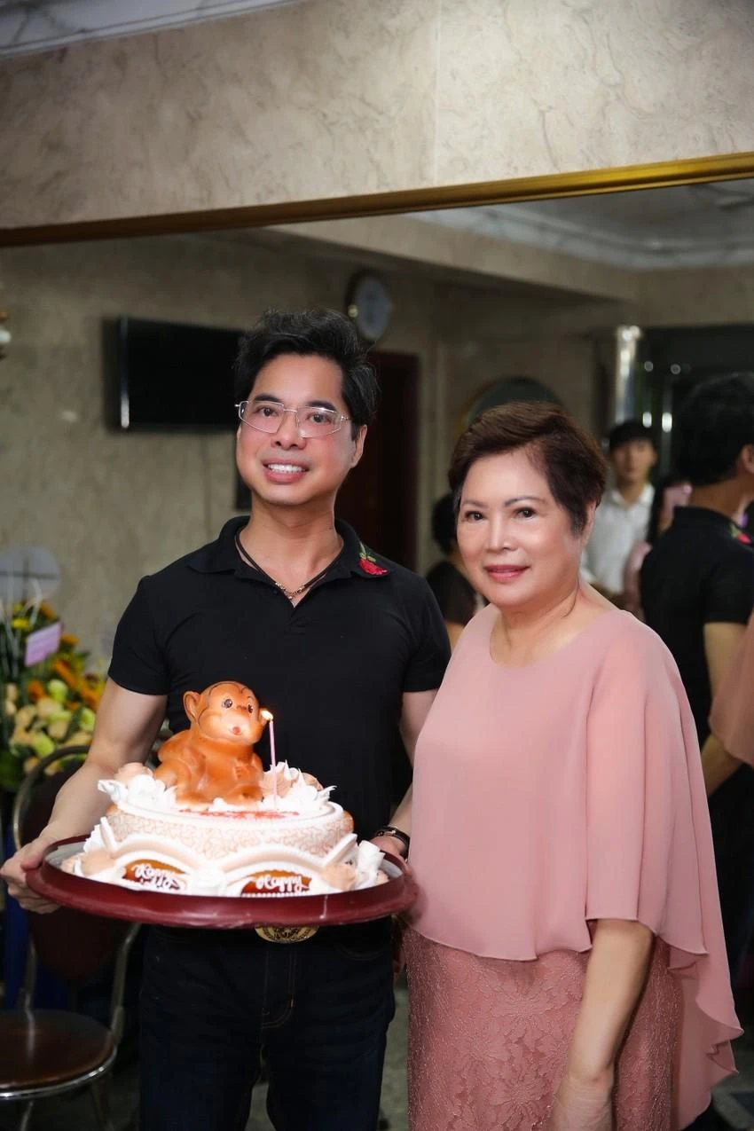 Danh ca Ngọc Sơn hạnh phúc những ngày còn mẹ