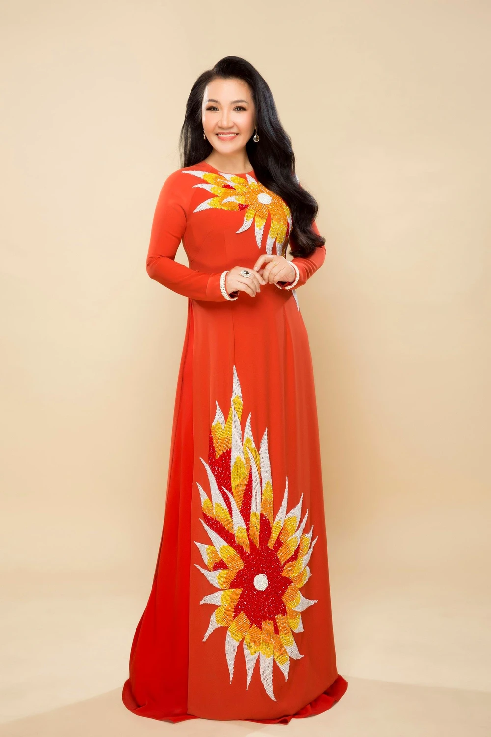 Ngân Quỳnh diện áo dài, khoe nhan sắc trẻ trung ở tuổi 55 ảnh 2 Ngân Quỳnh diện áo dài, khoe nhan sắc trẻ trung ở tuổi 55 ảnh 2