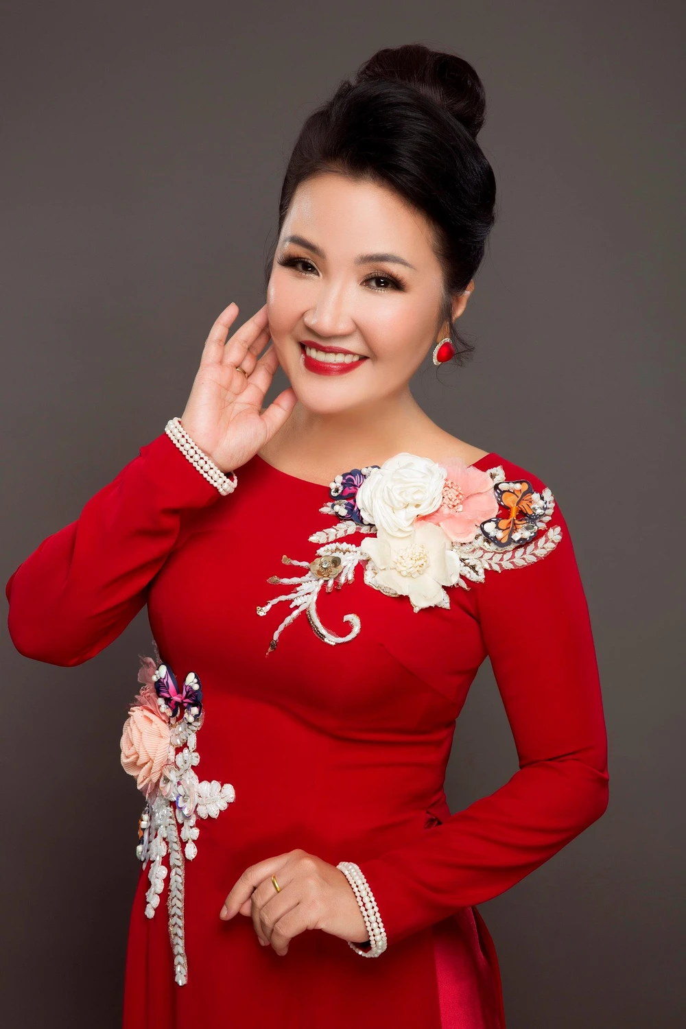 Ngân Quỳnh diện áo dài, khoe nhan sắc trẻ trung ở tuổi 55. Ảnh: BẢO LÊ Ngân Quỳnh diện áo dài, khoe nhan sắc trẻ trung ở tuổi 55. Ảnh: BẢO LÊ