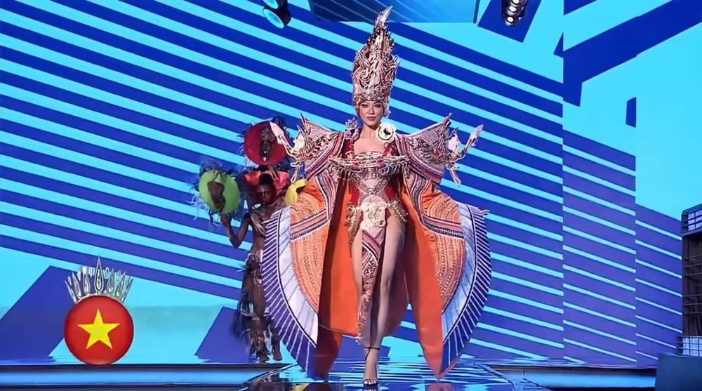 Kim Duyên trong trang phục dân tộc nặng gần 30 kg của NTK Lê Long Dũng