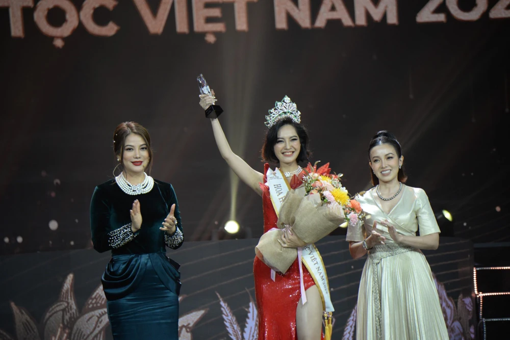 Nông Thúy Hằng cô gái Tày đăng quang Hoa hậu các Dân tộc Việt Nam ảnh 1 Nông Thúy Hằng cô gái Tày đăng quang Hoa hậu các Dân tộc Việt Nam ảnh 1