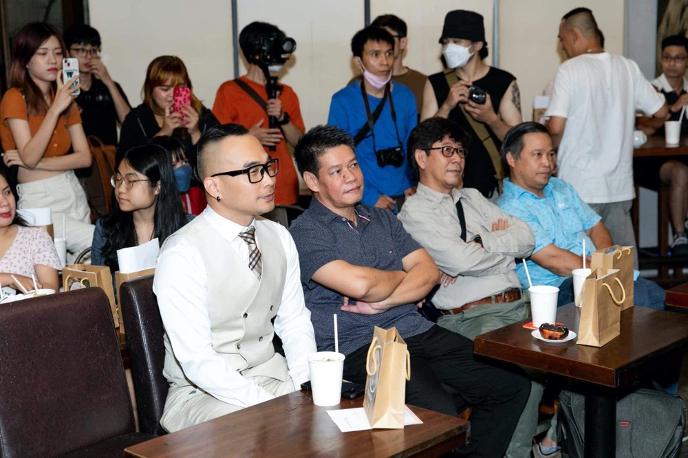 Nhạc sĩ Võ Thiện Thanh: "Tôi thật không thể nín cười và cực thích thú khi nghe những dòng ca từ hồn nhiên của nó mà như nhớ lại thời trẻ trâu của mình, khi tôi nhất định trở thành nhạc sĩ, trước bao nỗi lo âu và ngờ vực của Mẹ và anh chị tôi. Và đến hôm nay, thằng bé lặp lại cùng cái vòng định mệnh ấy: "Nó chẳng biết liệu có thể sống với cái nghề nhạc sĩ...? (Chuyện thằng bé)