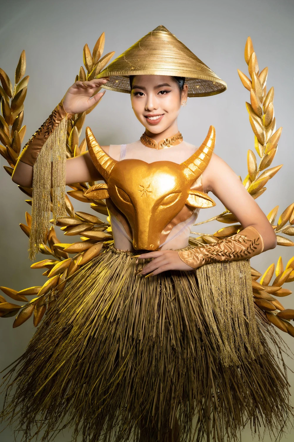 Ngô Ngọc Gia Hân thi Hoa hậu Quốc tế với trang phục dân tộc nặng 7kg ảnh 1