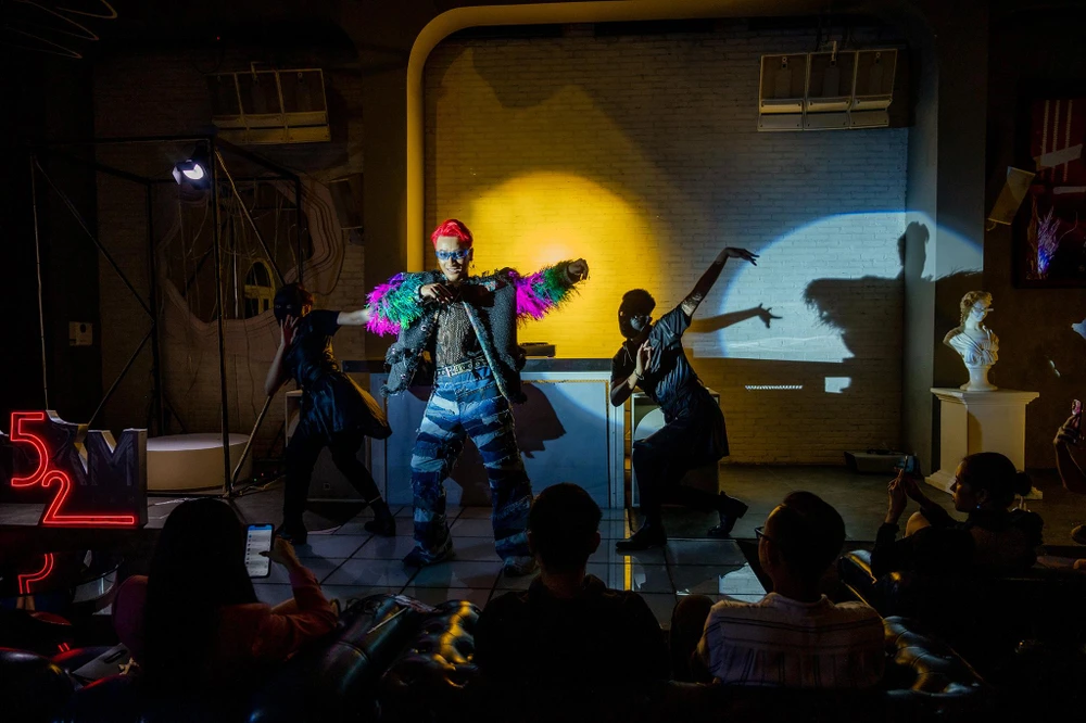 Adam Lâm thể hiện khả năng ca hát, vũ đạo