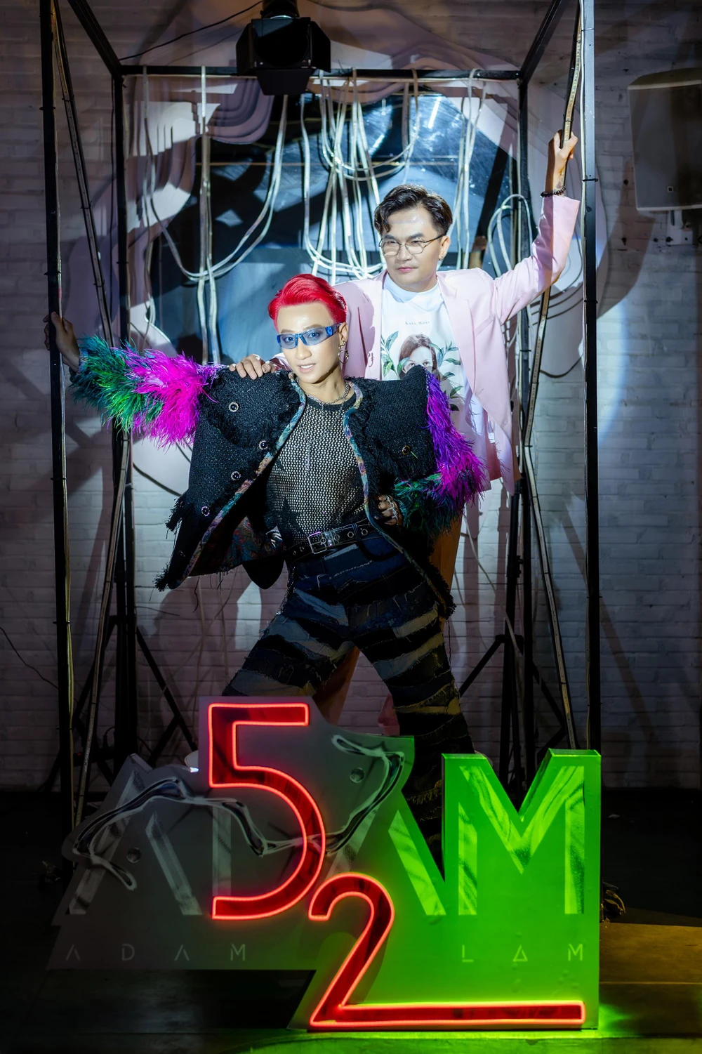 MC, diễn viên Đại Nghĩa đến chúc mừng Adam Lâm ra mắt album “ADAM52”. Ảnh: NP