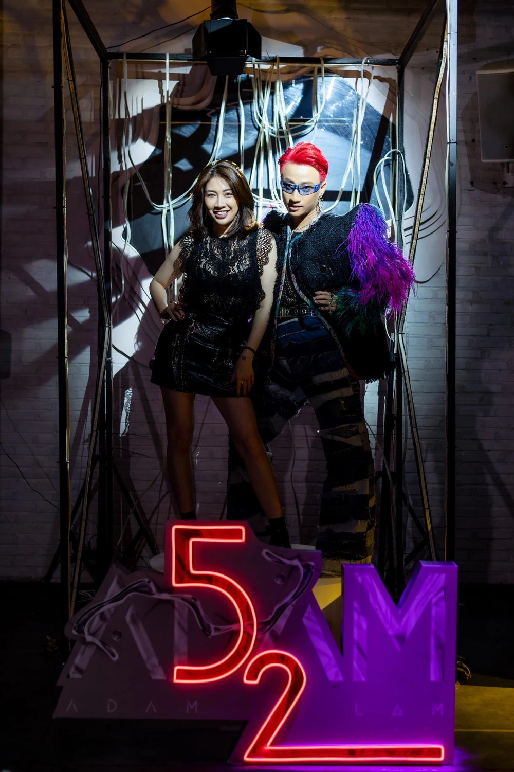 Đông đảo nghệ sĩ, bạn bè đến chúc mừng chàng trai nhảy trên giày cao gót 15 cm đình đám một thời ra mắt MV