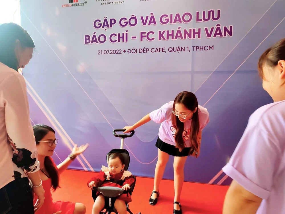 Tiểu công chúa ngồi xe đẩy cùng mẹ đi gặp Hoa hậu Khánh Vân. Ảnh: NGUYỄN TRÀ