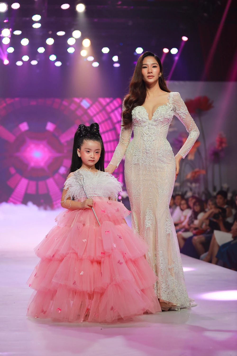 Hoàng Thùy và thiên thần nhỏ trong bộ sưu tập "My dream" của nhà thiết kế Kelbin Phạm. Anh muốn nhắn gởi đến các thiên thần nhỏ rằng “Chỉ cần các con dám ước mơ”.