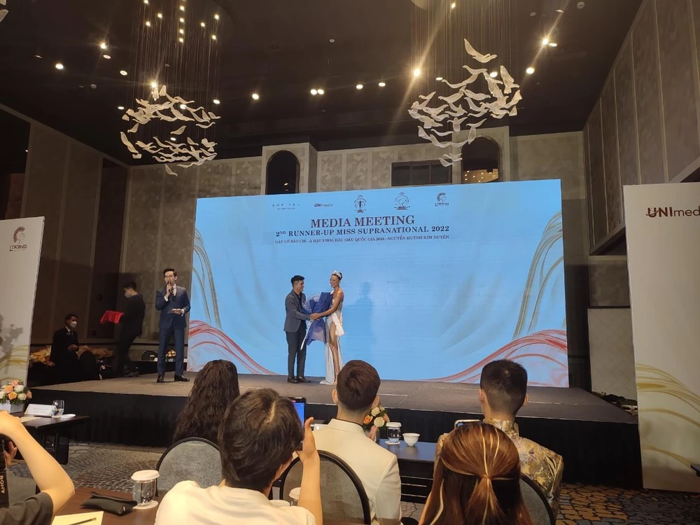 Kim Duyên cùng BTC Hoa hậu Siêu quốc gia Việt Nam gặp gỡ giao lưu báo chí chiều 25-7. Ảnh: NGUYỄN TRÀ Kim Duyên cùng BTC Hoa hậu Siêu quốc gia Việt Nam gặp gỡ giao lưu báo chí chiều 25-7. Ảnh: NGUYỄN TRÀ