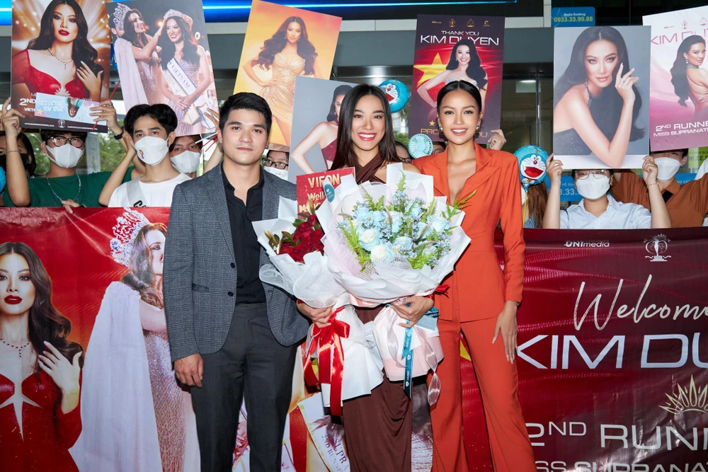 CEO Trần Việt Bảo Hoàng và Hoa hậu Ngọc Châu đón Kim Duyên sáng nay. Ảnh: SANG ĐÀO CEO Trần Việt Bảo Hoàng và Hoa hậu Ngọc Châu đón Kim Duyên sáng nay. Ảnh: SANG ĐÀO