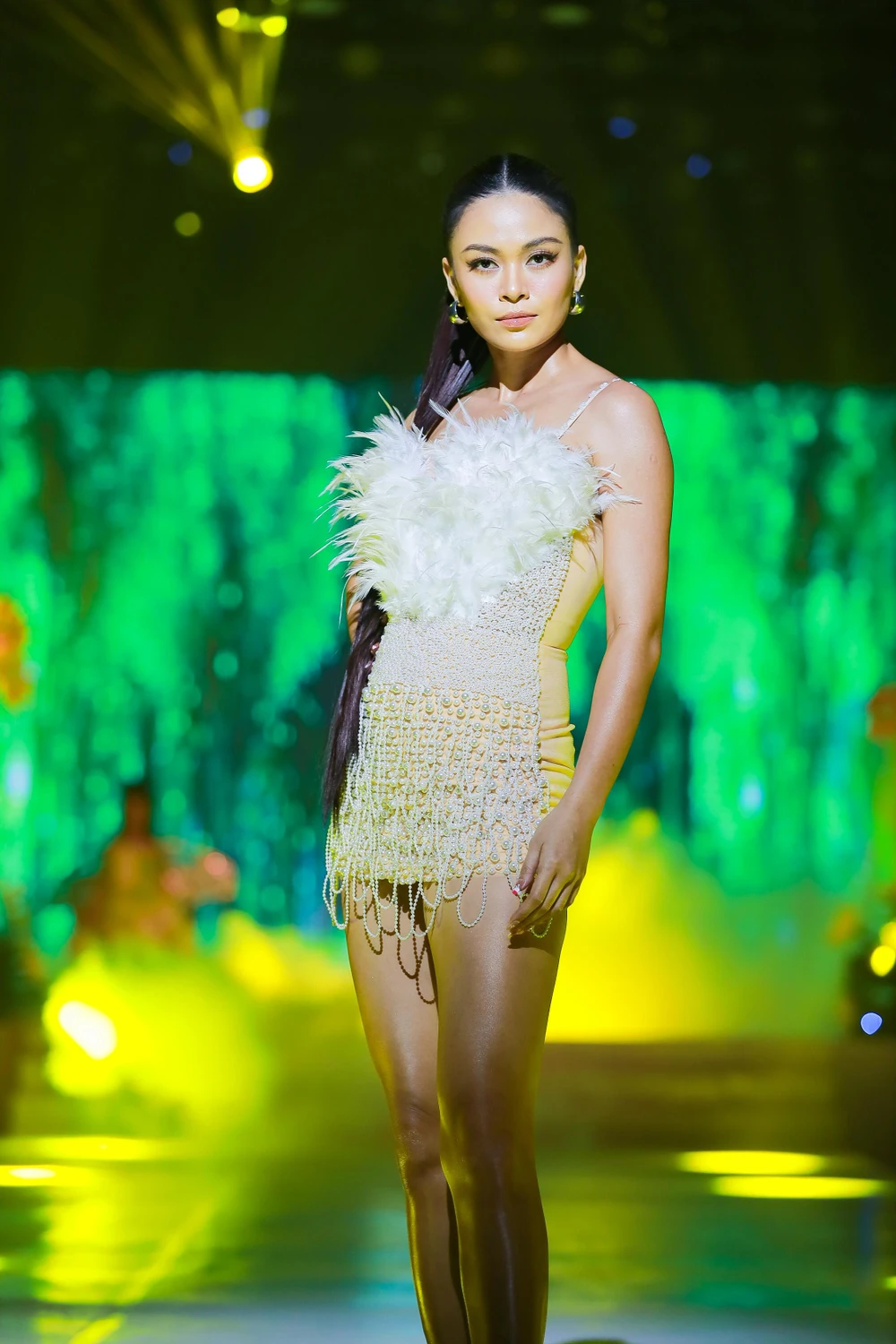 Hoàng Thùy, Mâu Thủy, Lệ Hằng diễn thời trang cùng các em nhỏ ảnh 2