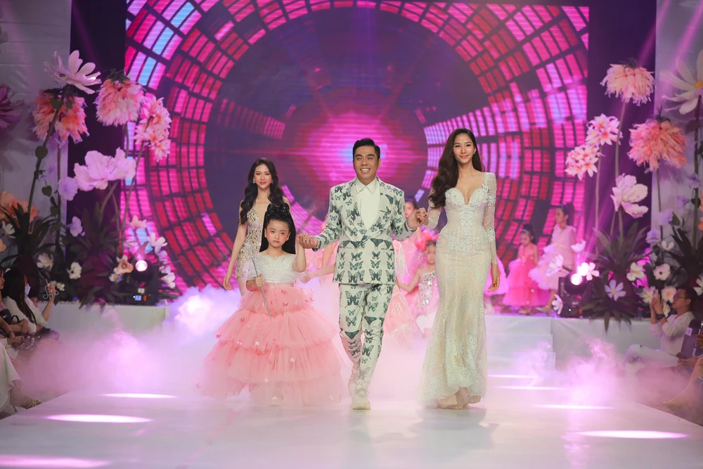 Hoàng Thùy, Mâu Thủy, Lệ Hằng diễn thời trang cùng các em nhỏ ảnh 1