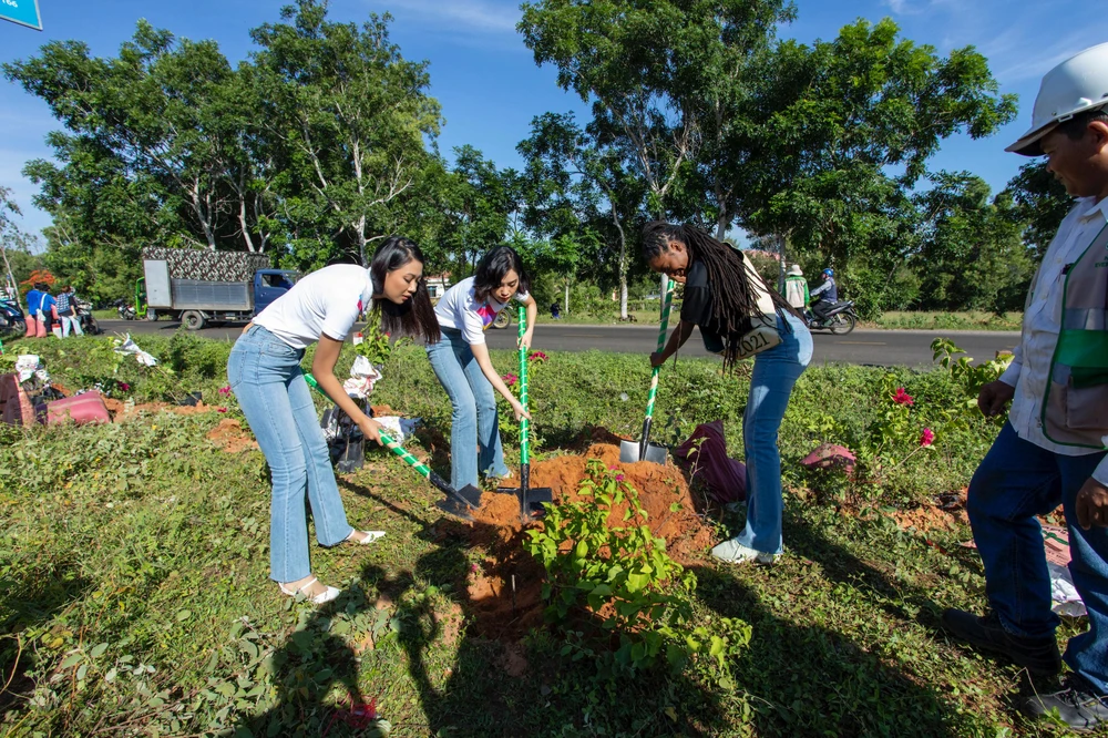 Nông Thúy Hằng cùng các Hoa hậu người đẹp giản dị quần bò áo phông tham gia trồng cây xanh