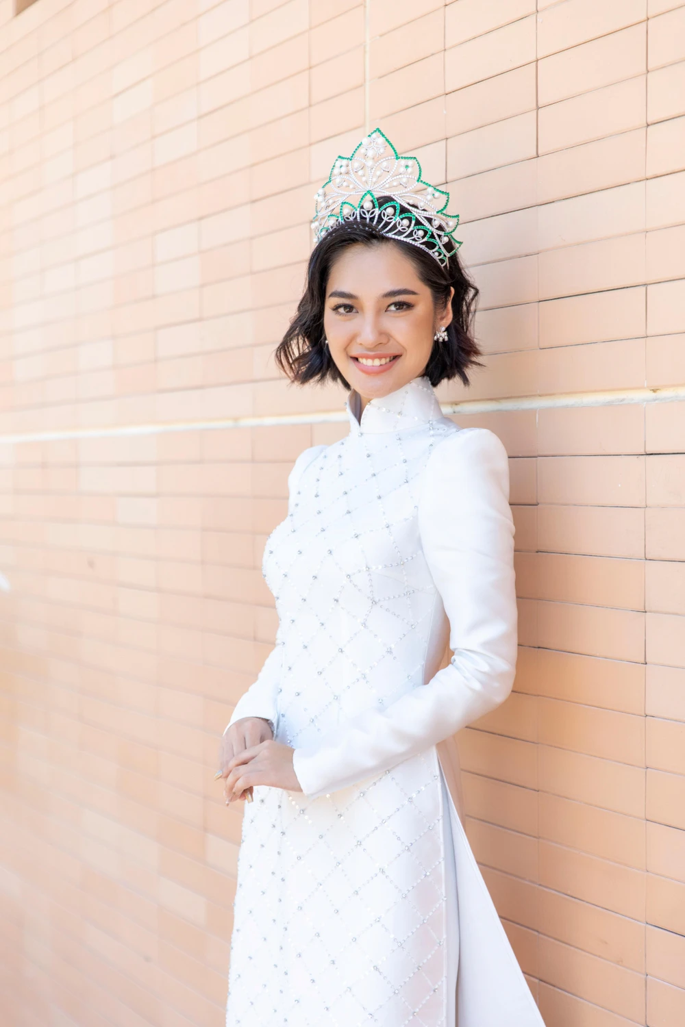 Nông Thúy Hằng- người đẹp Tày đăng quang Hoa hậu các dân tộc Việt Nam nền nã áo dài tham gia các hoạt động thiện nguyện