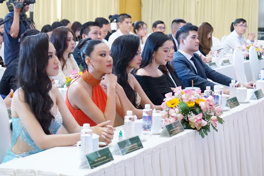 Kim Duyên, Ngọc Châu, Thủy Tiên rạng rỡ tại họp báo Kim Duyên, Ngọc Châu, Thủy Tiên rạng rỡ tại họp báo