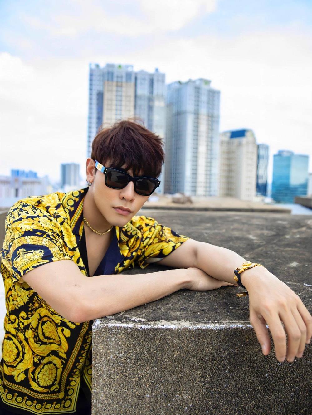 Anh dành nhiều thời gian cho các hoạt động thiện nguyện vì cộng đồng, tập gym rèn luyện hình thể và đi du lịch cùng bạn bè và người thân.