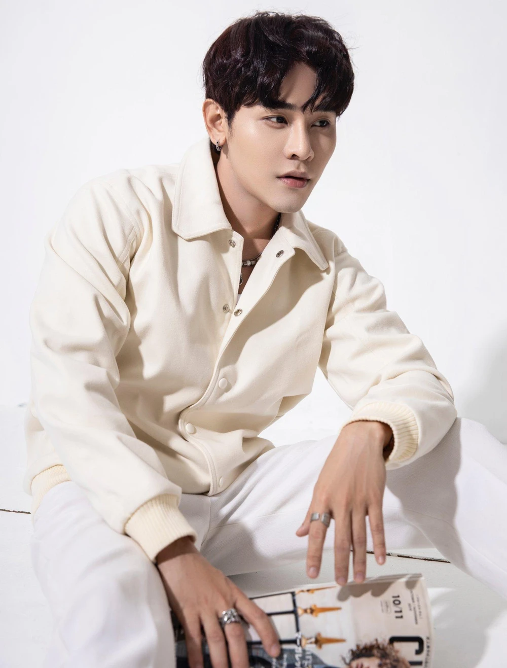 Trong những hình ảnh mới, dù khoác trên mình những bộ cánh hàng hiệu hay giản dị trong trang phục đời thường, Trương Hữu Vinh cho thấy gu thẩm mỹ cùng kiên định theo đuổi hình mẫu nghệ sĩ luôn chỉn chu, hướng đến những gì văn minh, thời thượng nhất về âm nhạc và hình ảnh.