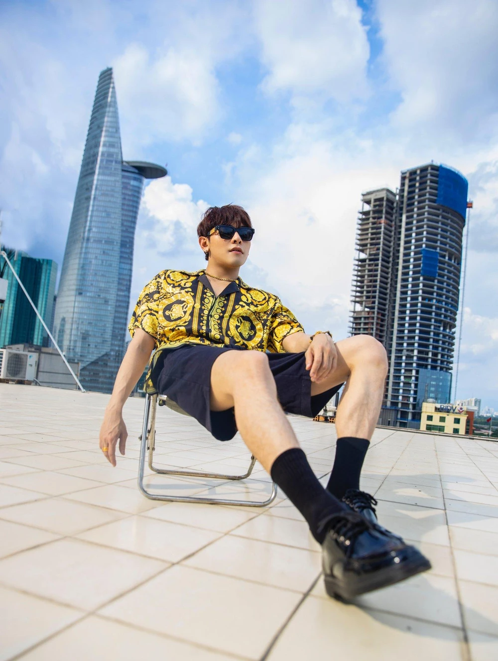 Ca sĩ Trương Hữu Vinh chia sẻ anh từng tự ti vào ngoại hình của mình và che giấu khuyết điểm trong những bộ quần áo rộng lùng bùng.