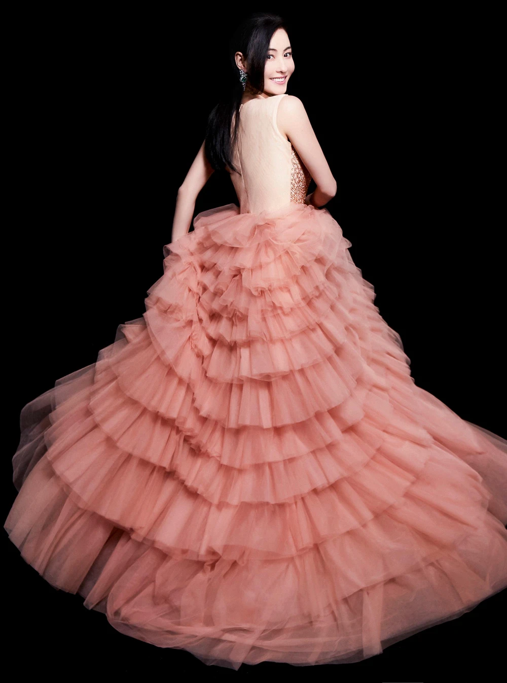 Tuy nhiên, nhiều fan sắc đẹp nhanh chóng nhận ra, Hoa hậu Hà Kiều Anh diện đúng bộ cánh mà diễn viên Trương Bá Chi từng mặc để chụp ảnh.