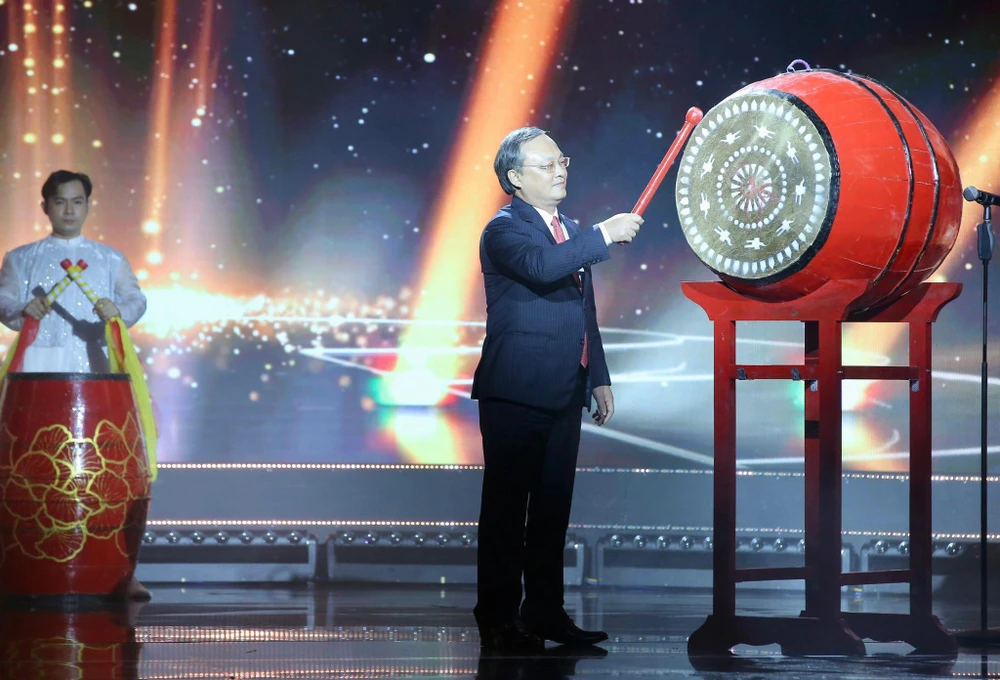 Ông Đỗ Tiến Sỹ Tổng giám đốc Đài Tiếng nói Việt Nam đánh trống khai mạc. Ảnh: DP