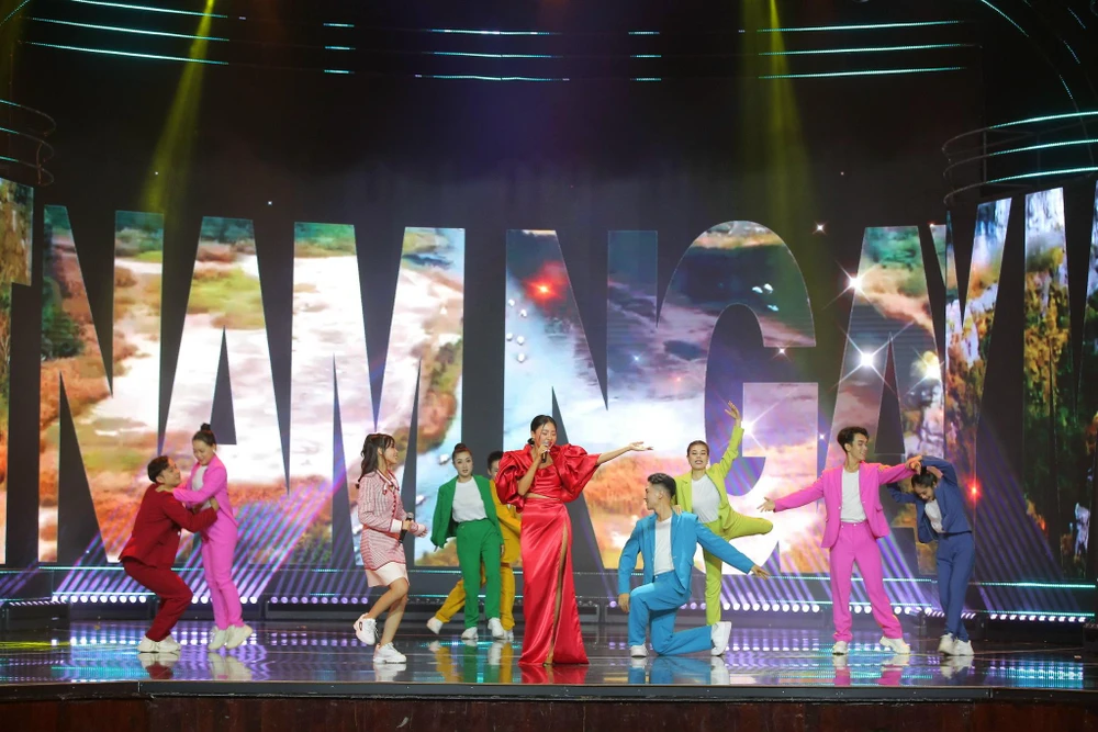 Ca sĩ Văn Mai Hương biểu diễn tại Lễ khai mạc Liên hoan phát thanh toàn quốc lần thứ 15. Ảnh: DP