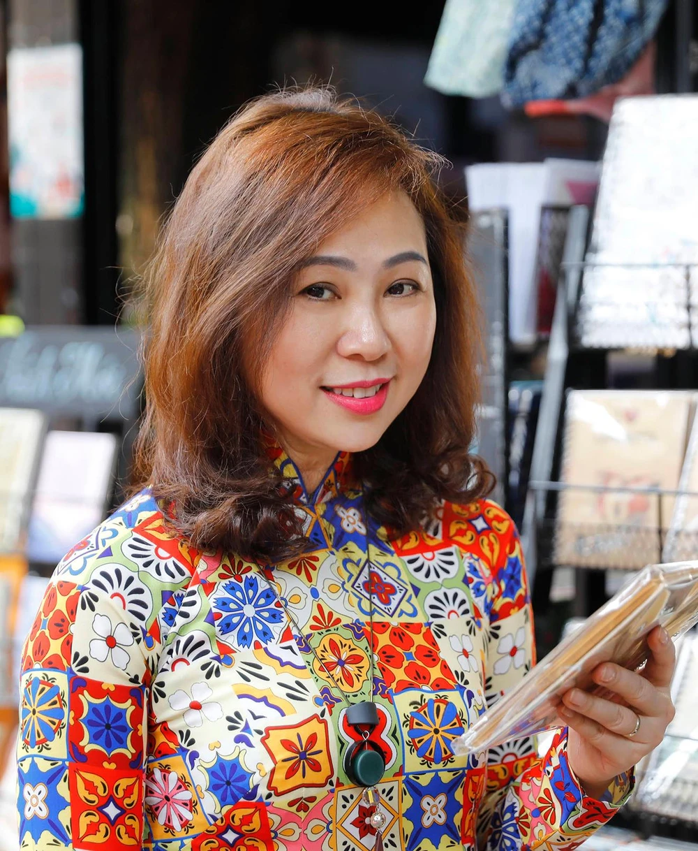 Hoạ sĩ Việt Kim Quyên tham gia triển lãm quốc tế. Ảnh: NVCC