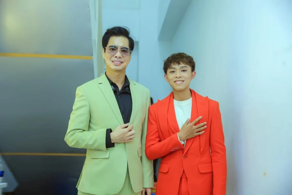 Danh ca Ngọc Sơn và Hồ Văn Cường. Ảnh: TV