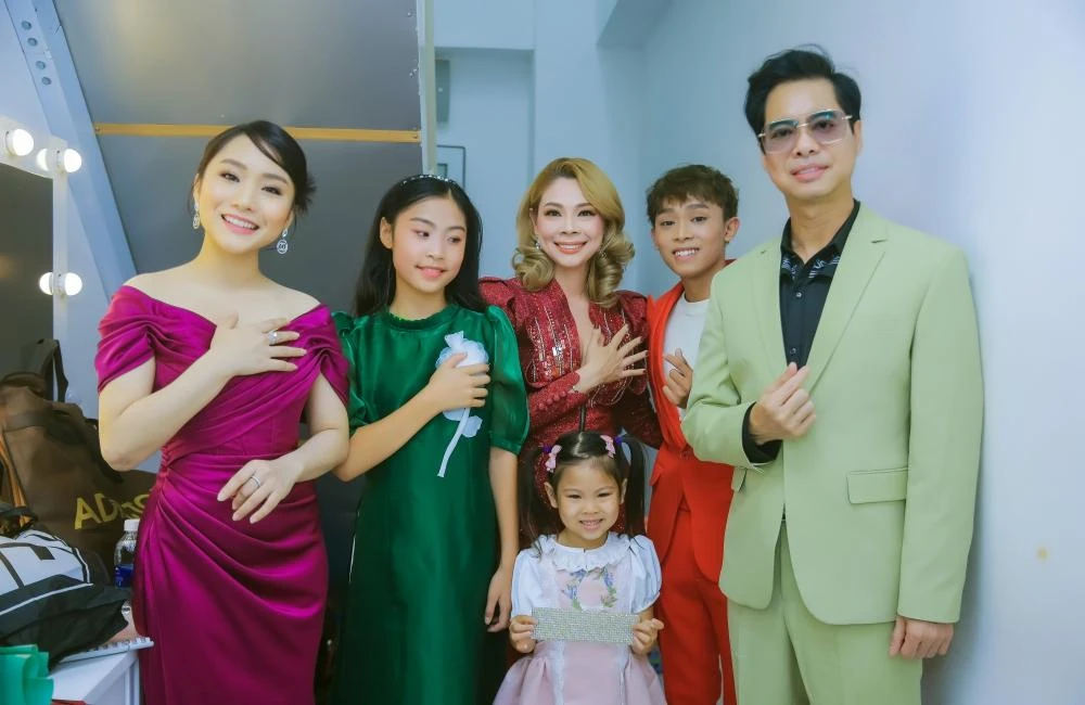 Danh ca Ngọc Sơn bên ca sĩ Thanh Thảo và các học trò