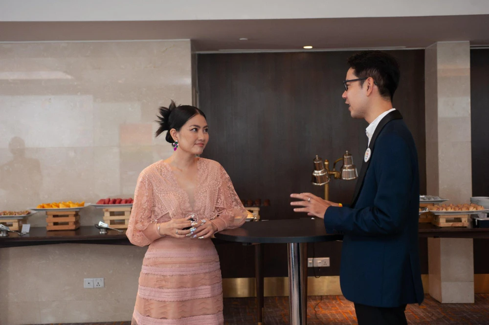 Diễn viên Ngọc Lan và anh Lương Thế Huy trao đổi trước giờ họp báo. Ảnh: BTC