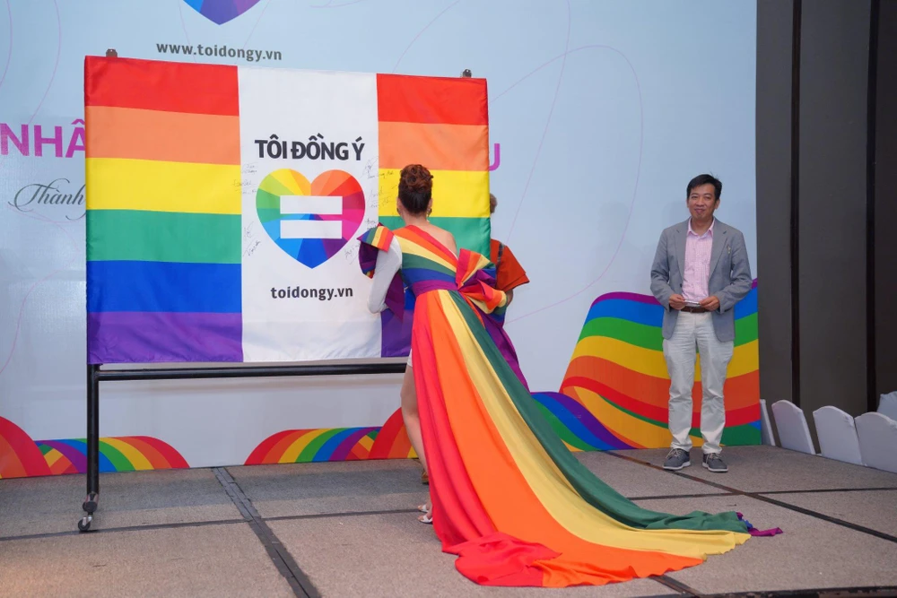 Hoa hậu Khánh Vân diện váy lấy cảm hứng từ cờ lục sắc- hình ảnh đại diện cho cộng đồng LGBT kí tên vào cờ "Tôi đồng ý 2022"