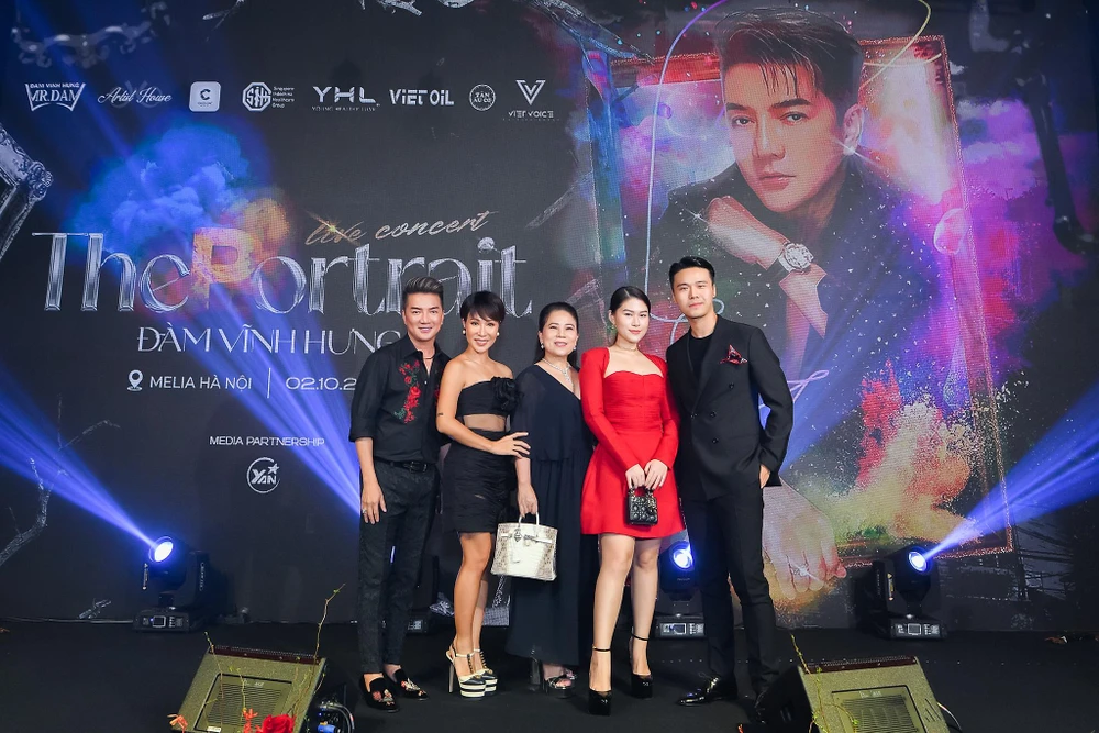 Bạn bè đồng nghiệp tới chúc mừng Đàm Vĩnh Hưng