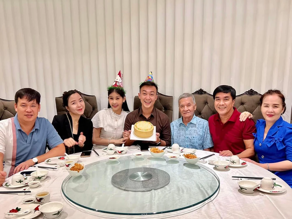 Cả hai hạnh phúc bên gia đình và người thân trong ngày sinh nhật. Ảnh: FBNV