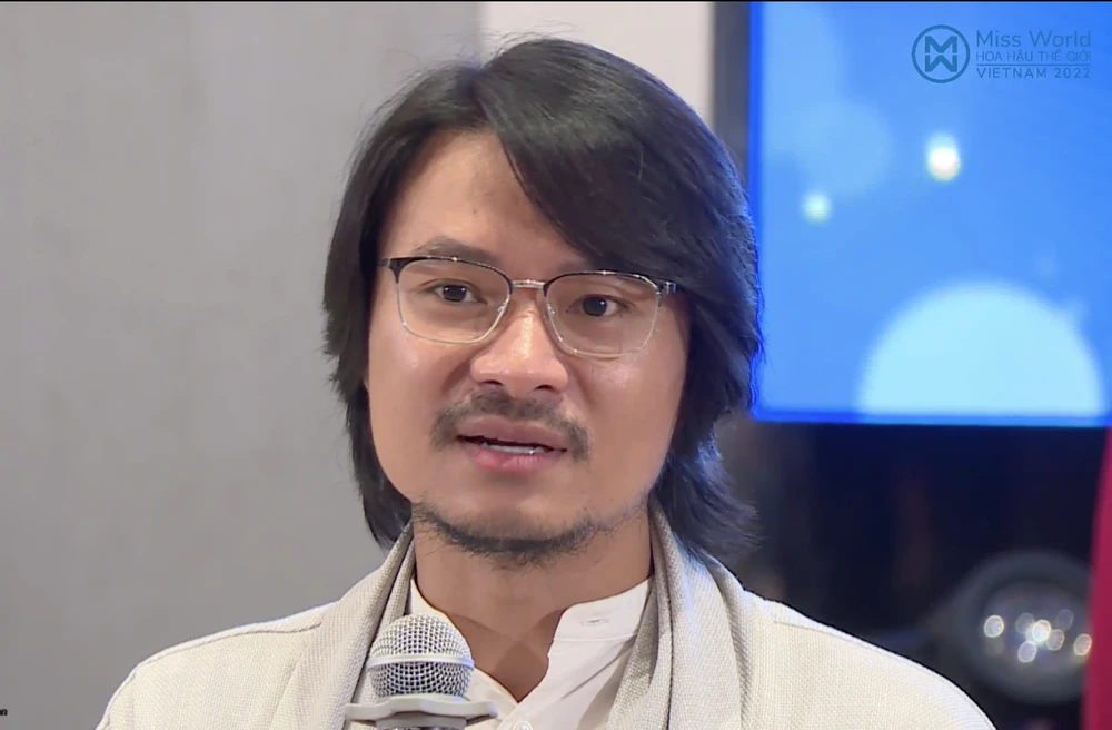 Đạo diễn Hoàng Nhật Nam đại diện ban tổ chức nhận lỗi và gửi lời xin lỗi đến tác giả, khán giả. Ảnh chụp màn hình Đạo diễn Hoàng Nhật Nam đại diện ban tổ chức nhận lỗi và gửi lời xin lỗi đến tác giả, khán giả. Ảnh chụp màn hình