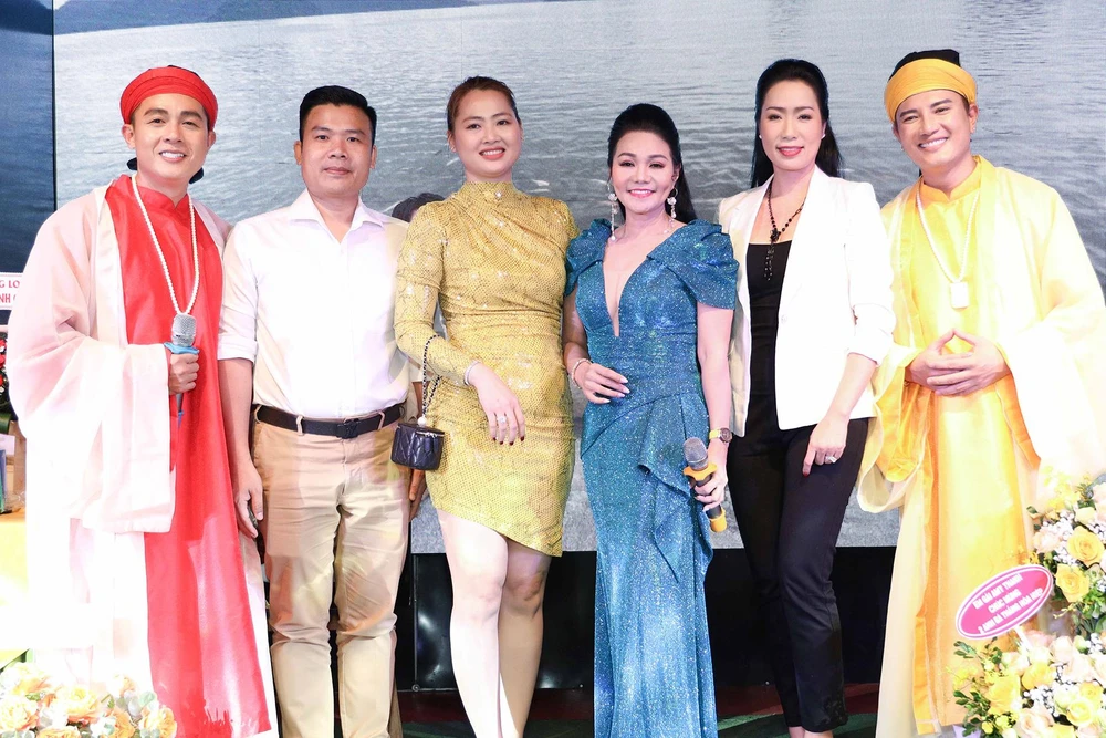 Đông đảo nghệ sĩ đến chúc mừng Hòa Hiệp, Bá Thắng ra mắt MV ‘Kiếp nhân sinh’. Ảnh: THỊNH ĐỖ