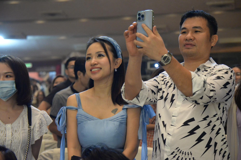 MC, Diễn viên Thanh Vân Hugo ở lại đến cuối chương trình cùng các khán giả. Ảnh: NGUYỄN TRÀ MC, Diễn viên Thanh Vân Hugo ở lại đến cuối chương trình cùng các khán giả. Ảnh: NGUYỄN TRÀ