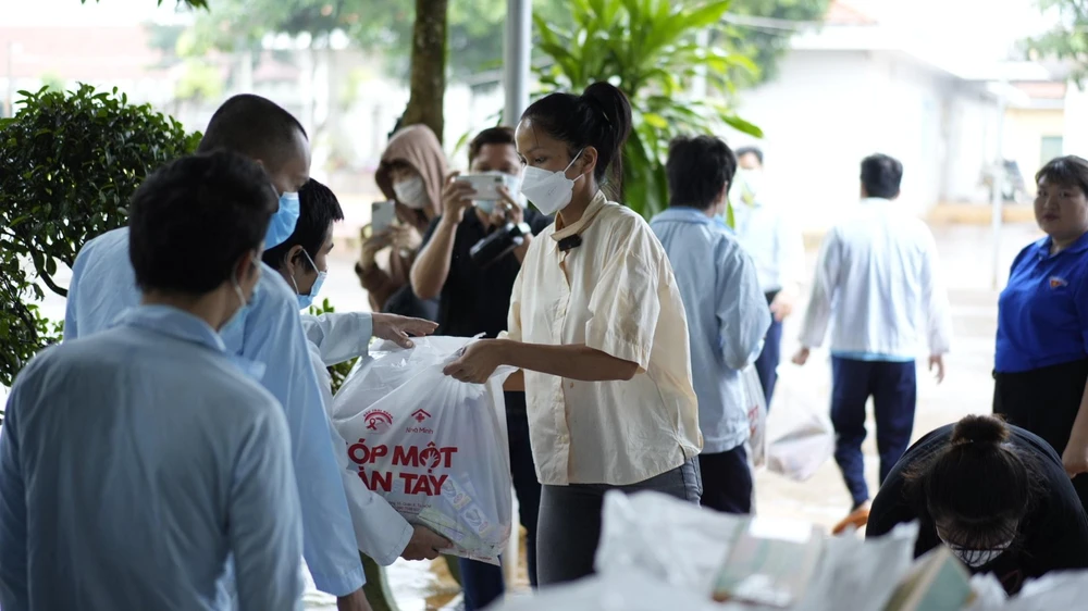Hoa hậu H'Hen Niê và các tình nguyện viên trao tận tay những món quà gửi các bệnh nhân tại bệnh viện Nhân Ái. Ảnh: TUẤN KHÔI