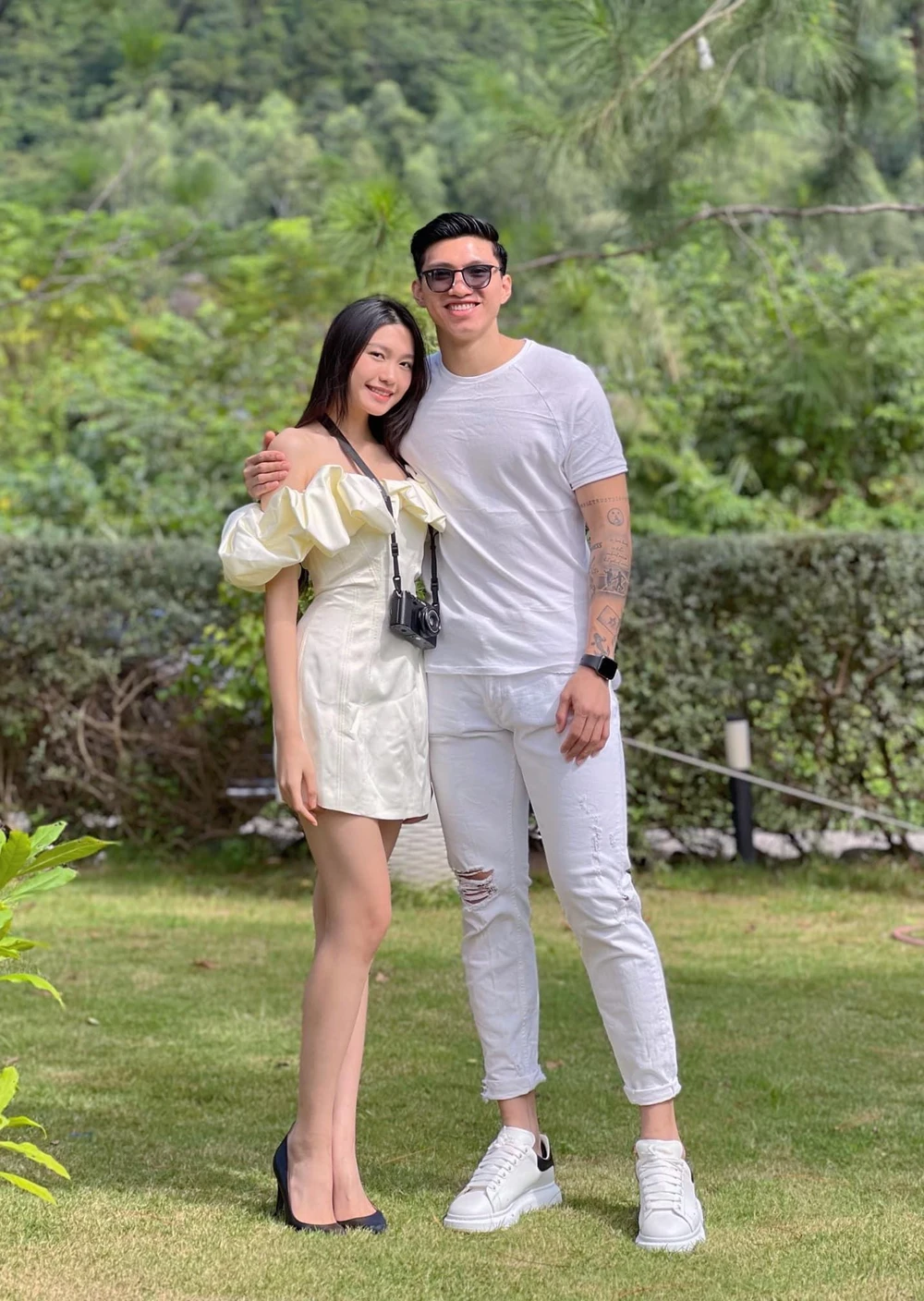 Cầu thủ Đoàn Văn Hậu chia sẻ hình ảnh bên bạn gái Doãn Hải My - Top 10 Hoa hậu Việt Nam 2020 như một cách công khai.