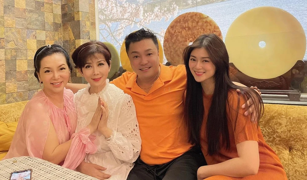 Lý Hùng hội ngộ 3 người tình màn ảnh: Diễm Hương, Mộng Vân, Thanh Trúc. Ảnh: NVCC