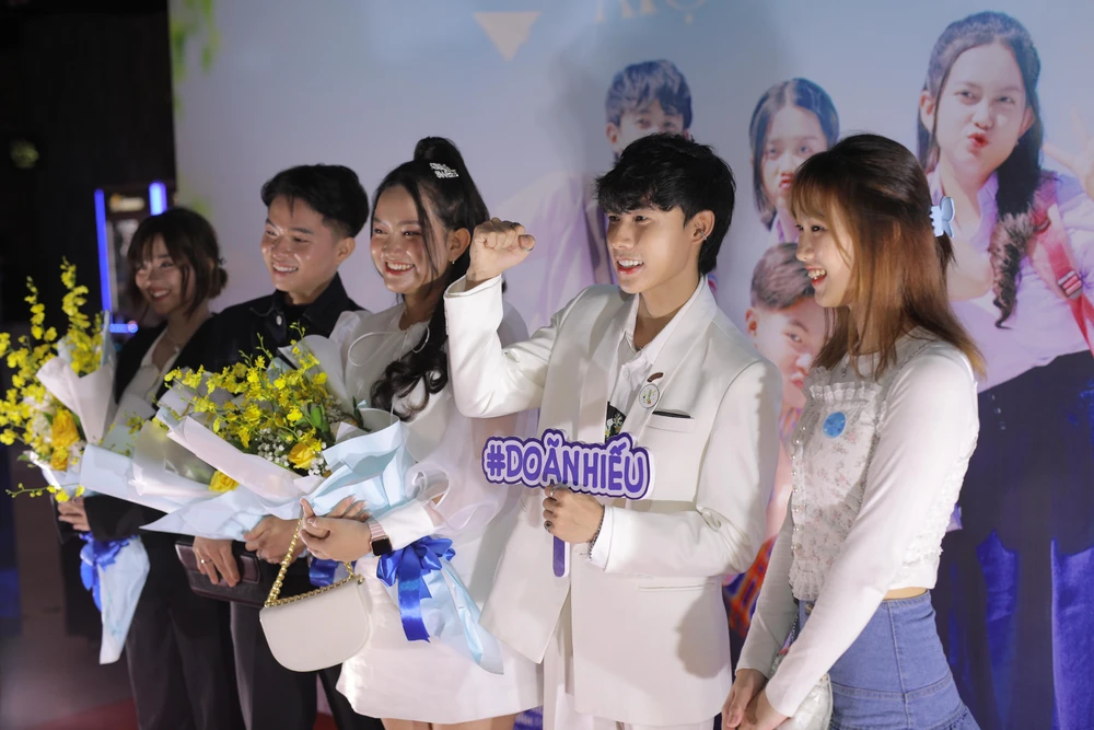 Ê kíp của Doãn Hiếu cùng đông đảo bạn bè chúc mừng anh. Ảnh: TT