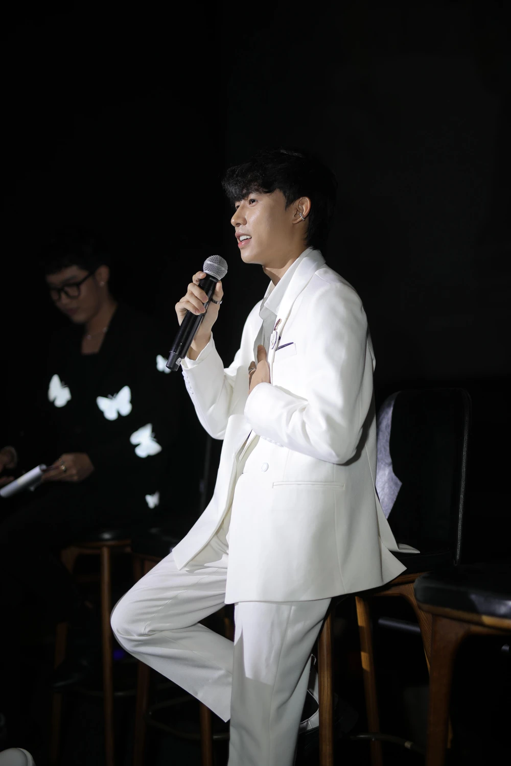 Doãn Hiếu thẳng thắn chia sẻ những câu chuyện, quan điểm âm nhạc của mình tại buổi giao lưu. Doãn Hiếu đã theo học tại Nhạc viện TP.HCM để làm âm nhạc nghiêm túc, chuyên nghiệp. Ảnh: TT