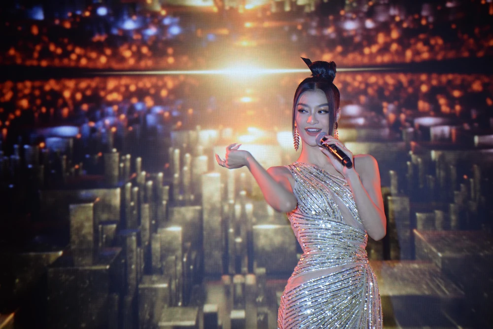 Á hậu Kiều Loan mở đầu họp báo bằng ca khúc sôi động 'Thích hay là yêu còn chưa biết'. Ảnh: NGUYỄN TRÀ